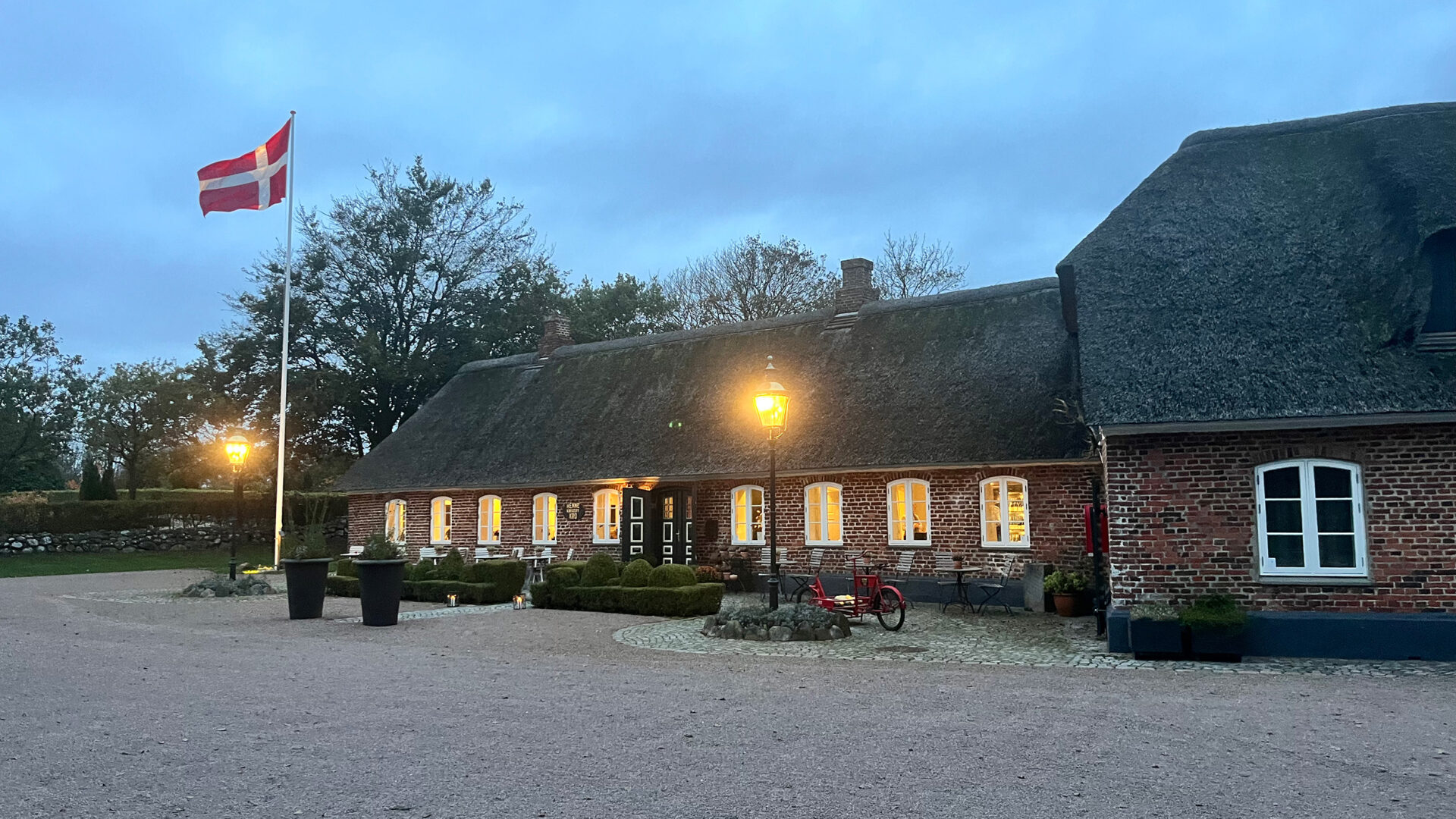 Henne Kirkeby Kro – Anmeldelse