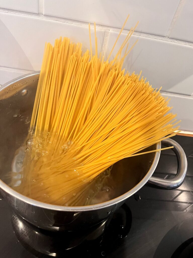 Spaghetti koges i rigeligt vand